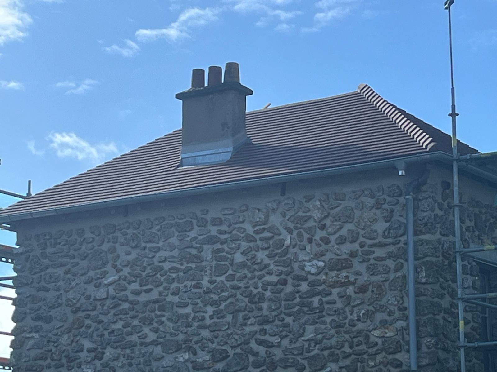 Toiture neuve sur maison en pierre avec échafaudage